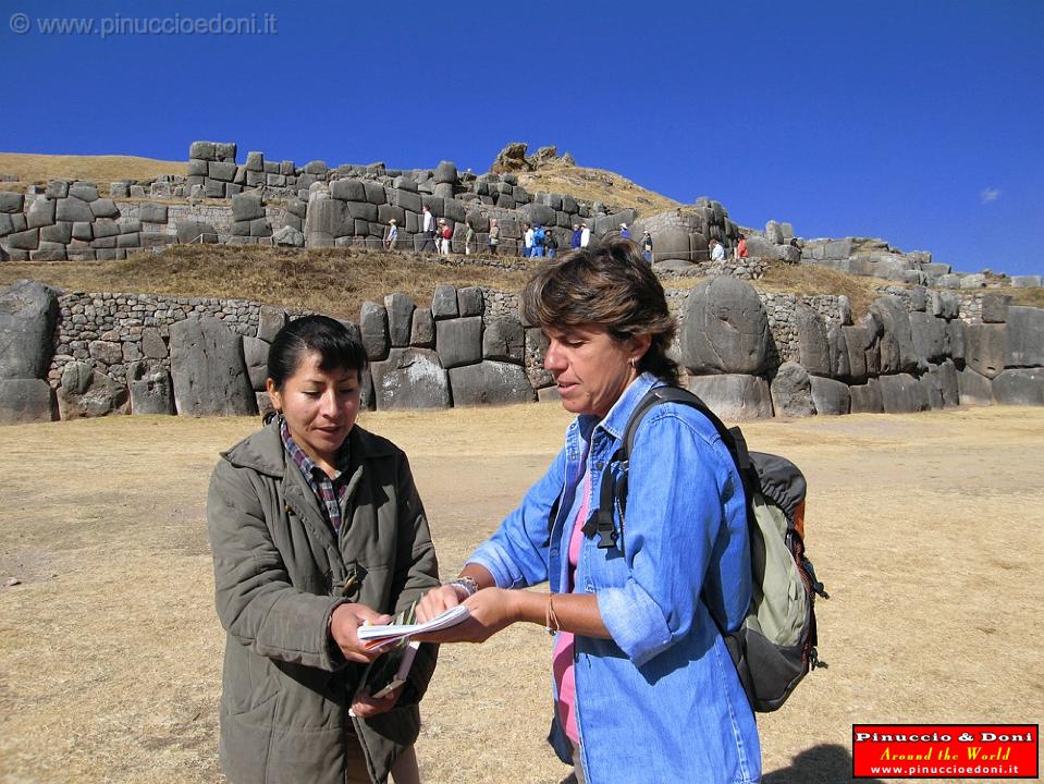 PERU - Tempio del Sole - Nilda con Doni.jpg